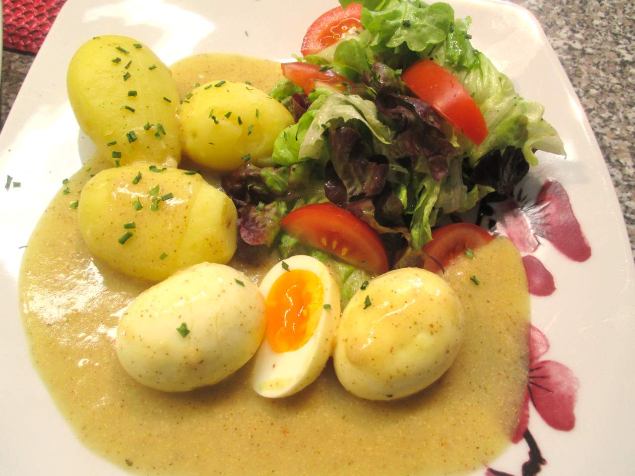 Vegetarisches Rezept mit Eier in Senfsoße, Salzkartoffeln,Salat