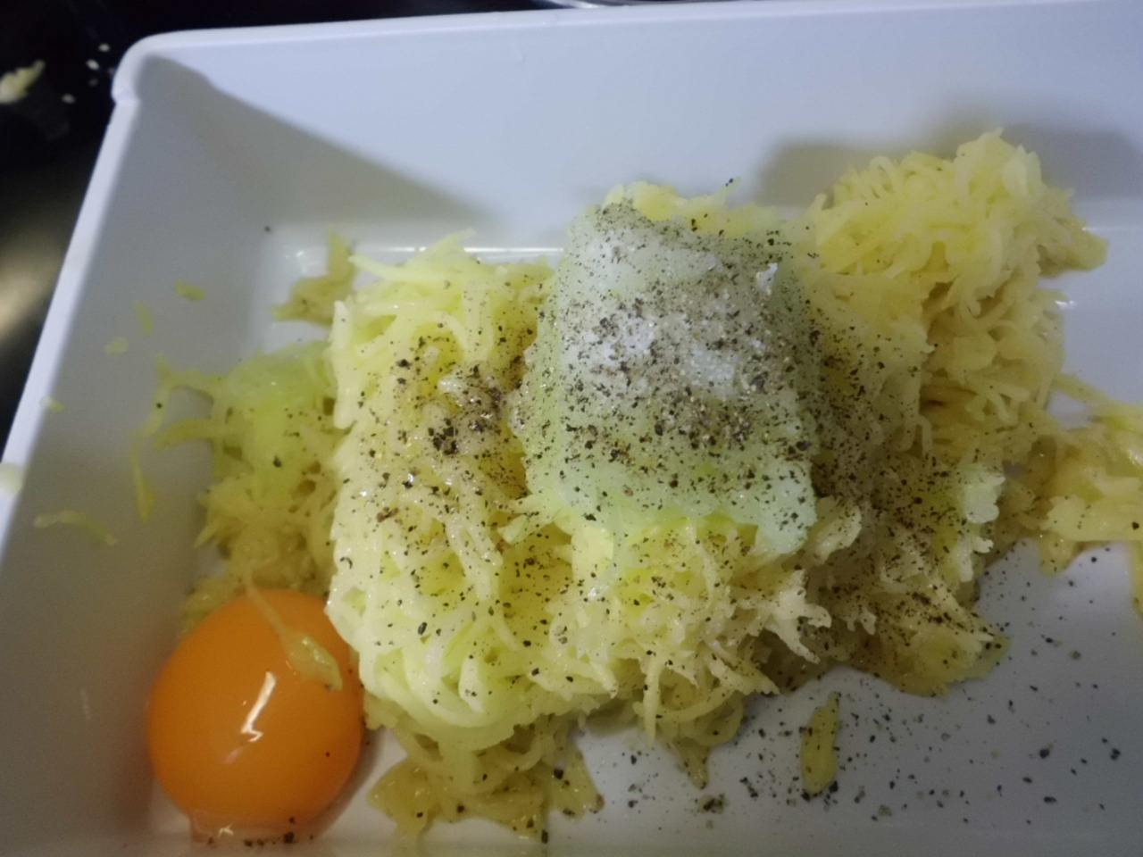 Reibeplätzchen werden als Kartoffelteig kross gebacken