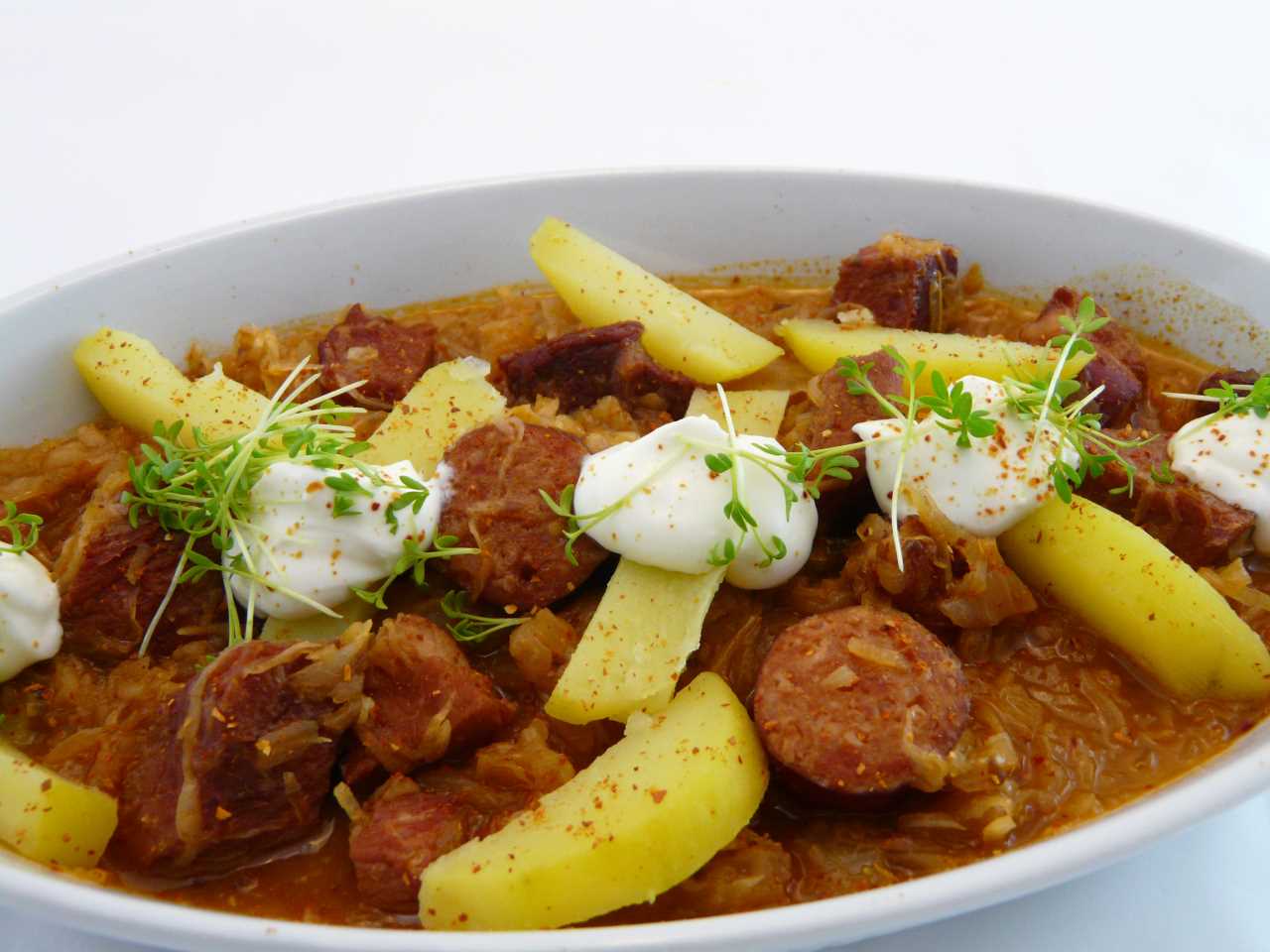 Bigos ein polnischer Sauerkraut-Eintopf mit Fleisch und Wurst