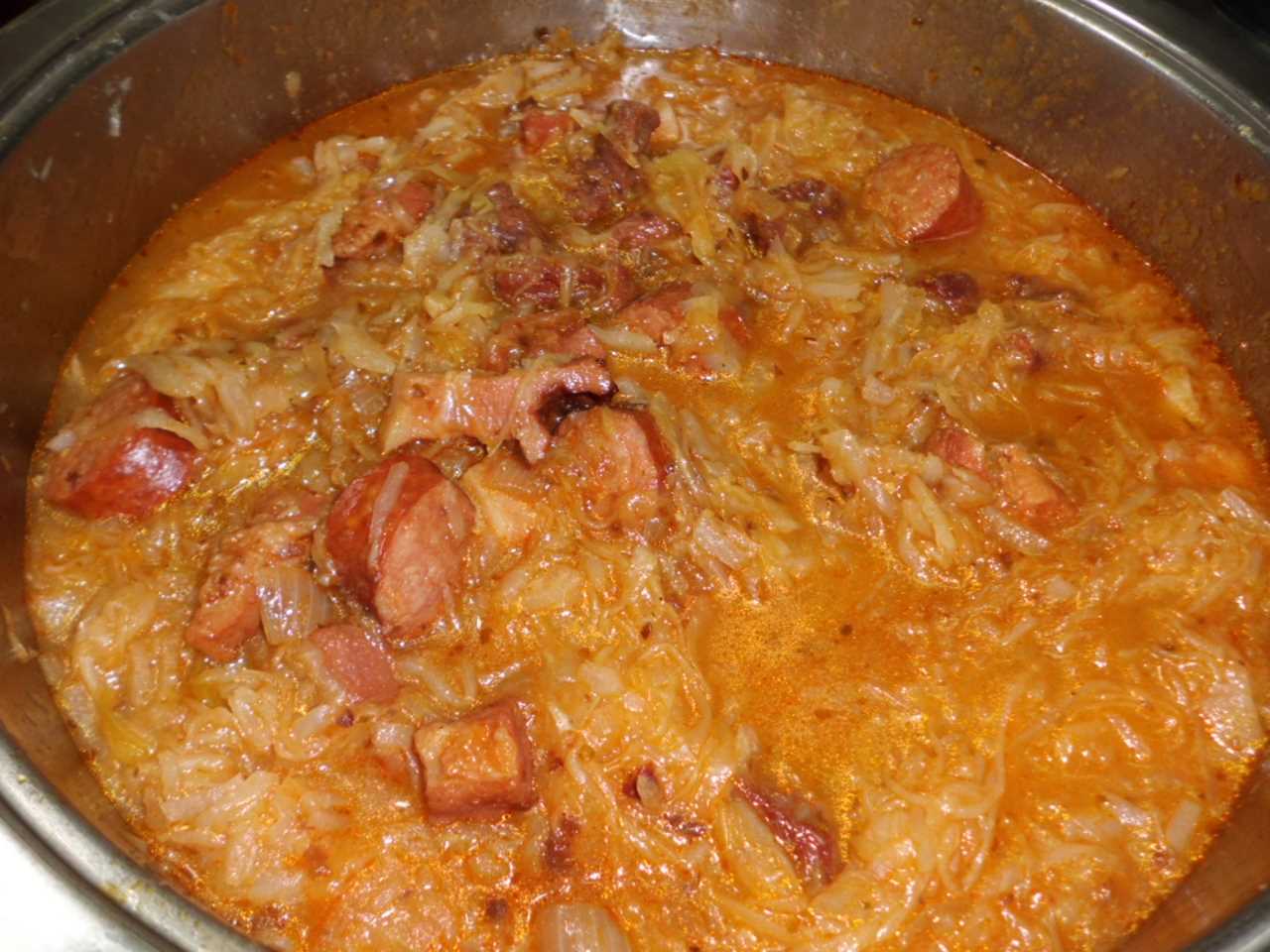 Bigos ein polnischer Sauerkraut-Eintopf mit Fleisch und Wurst