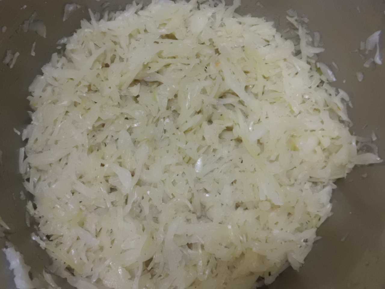 Bigos ein polnischer Sauerkraut-Eintopf mit Fleisch und Wurst