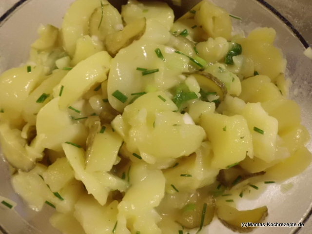 Kartoffelsalat mit Brühe schwäbischer Art mit Salatgurke, schlotzig